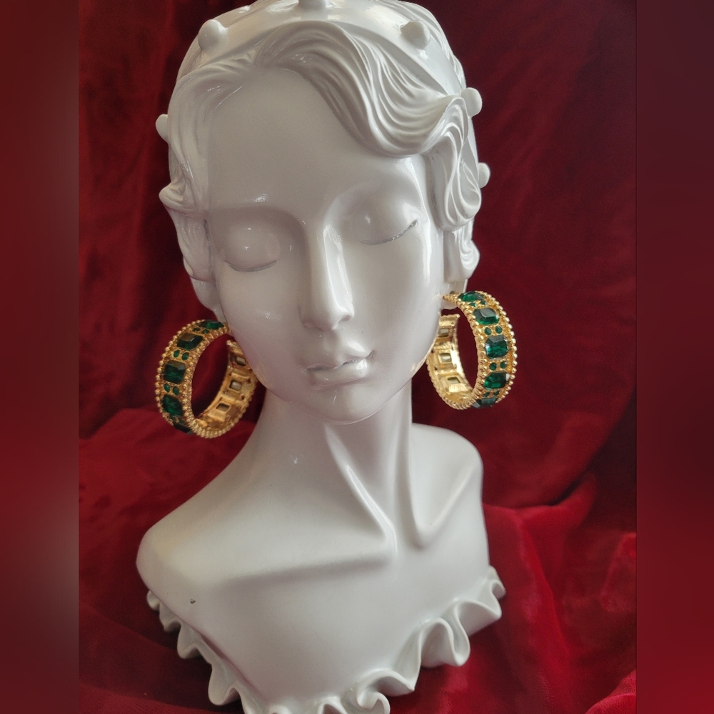 🎄Elegant Gold and Green Hoop Earrings. NEW
